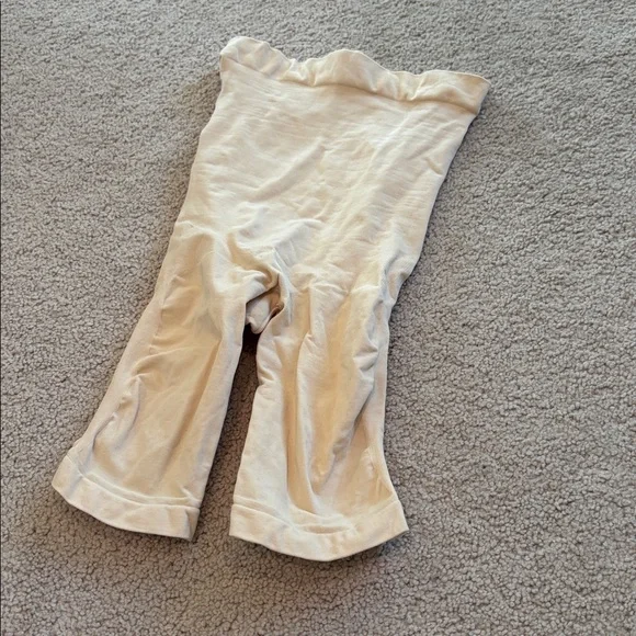 SKIMS Seamless Sculpt Mid Thigh Short - Picture 3 of 4